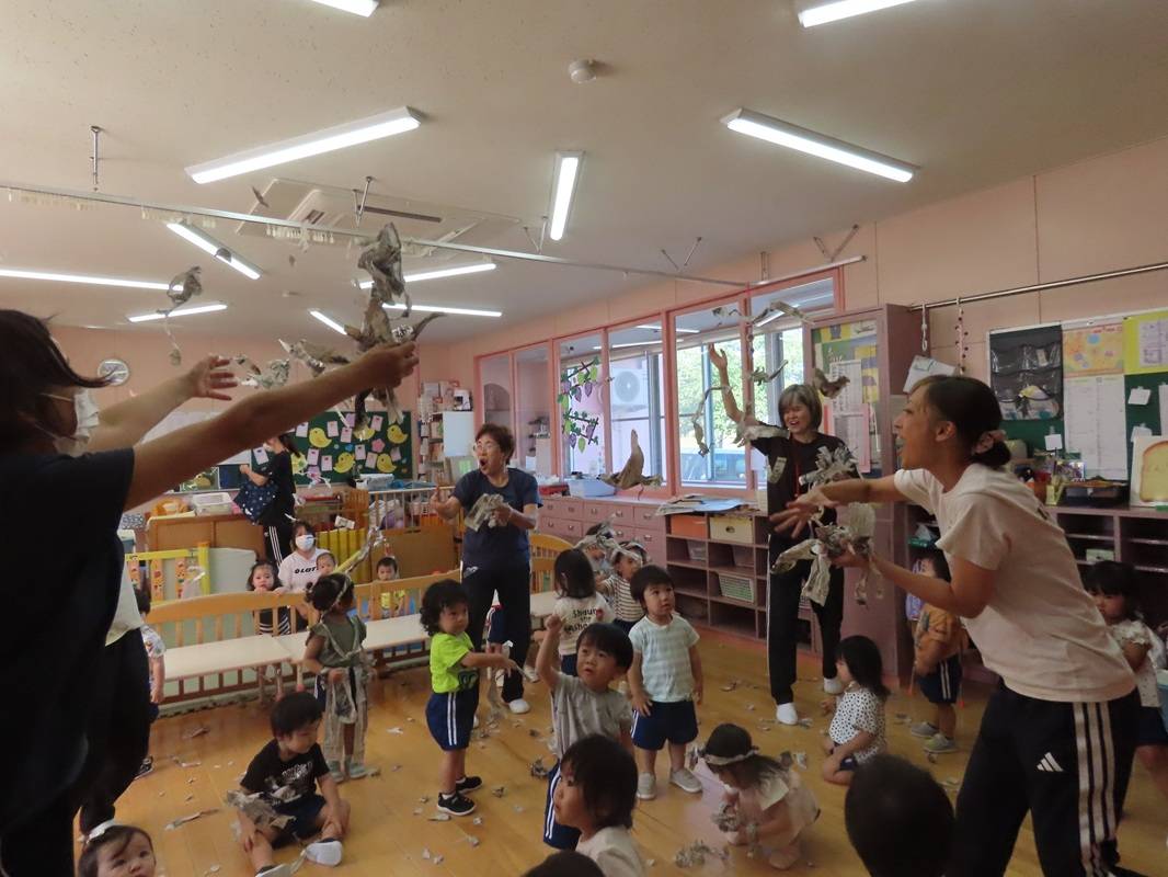 9月19日（金）ばら組 新聞紙あそび