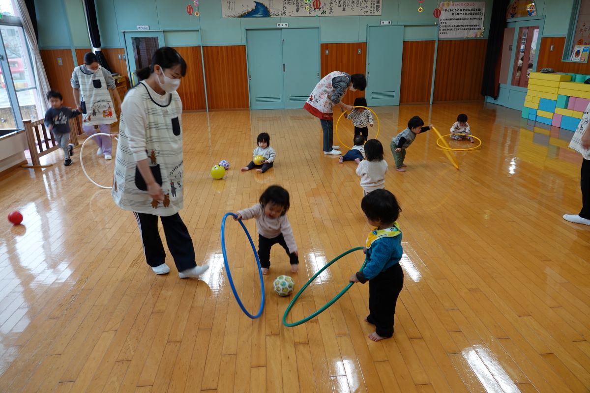 11月30日（木）つぼみぐみのフラフープ、ボール遊び