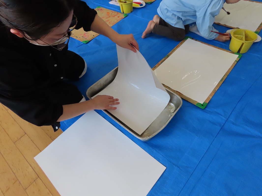 紙を濡らします