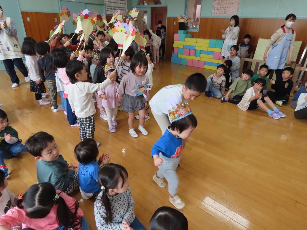 アーチをくぐって入場です