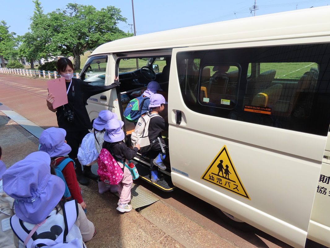 バスに乗って出発