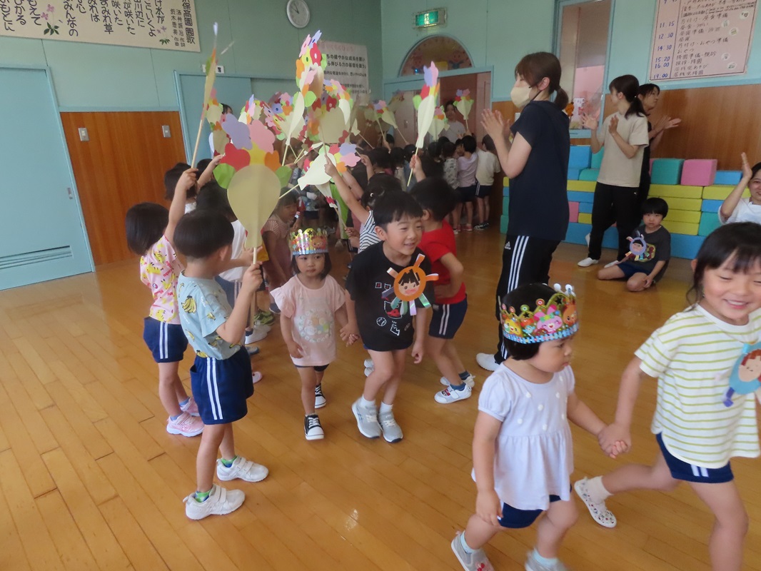 アーチをくぐって入場です