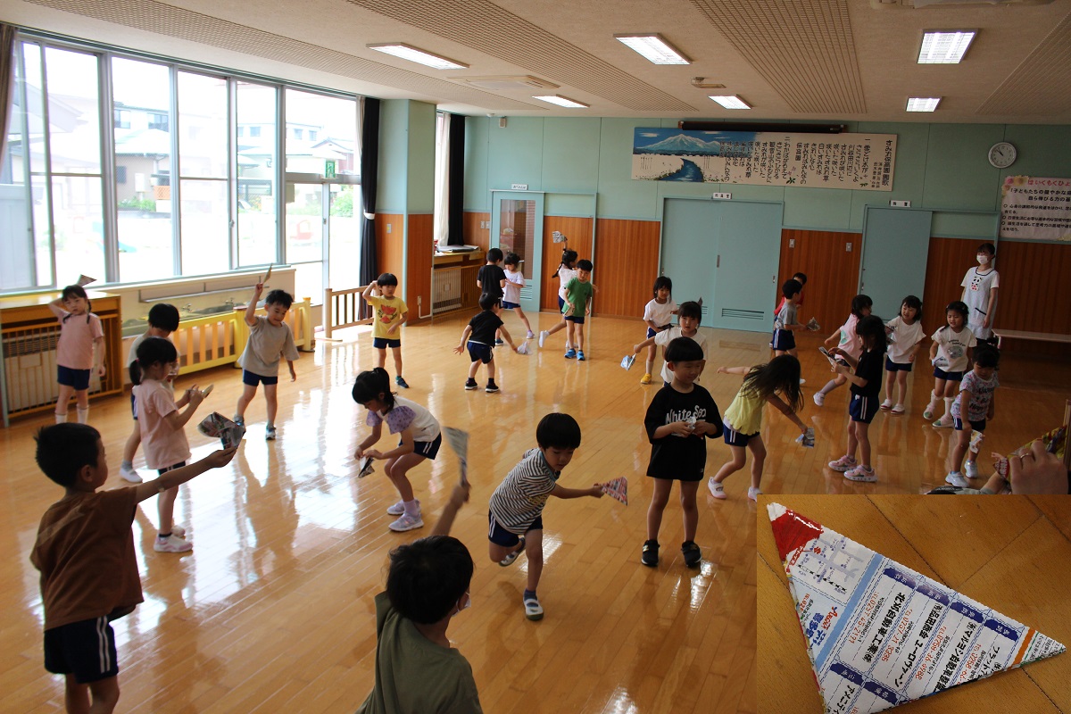 7月3日（月）年長の「音が鳴る紙でっぽう」遊び