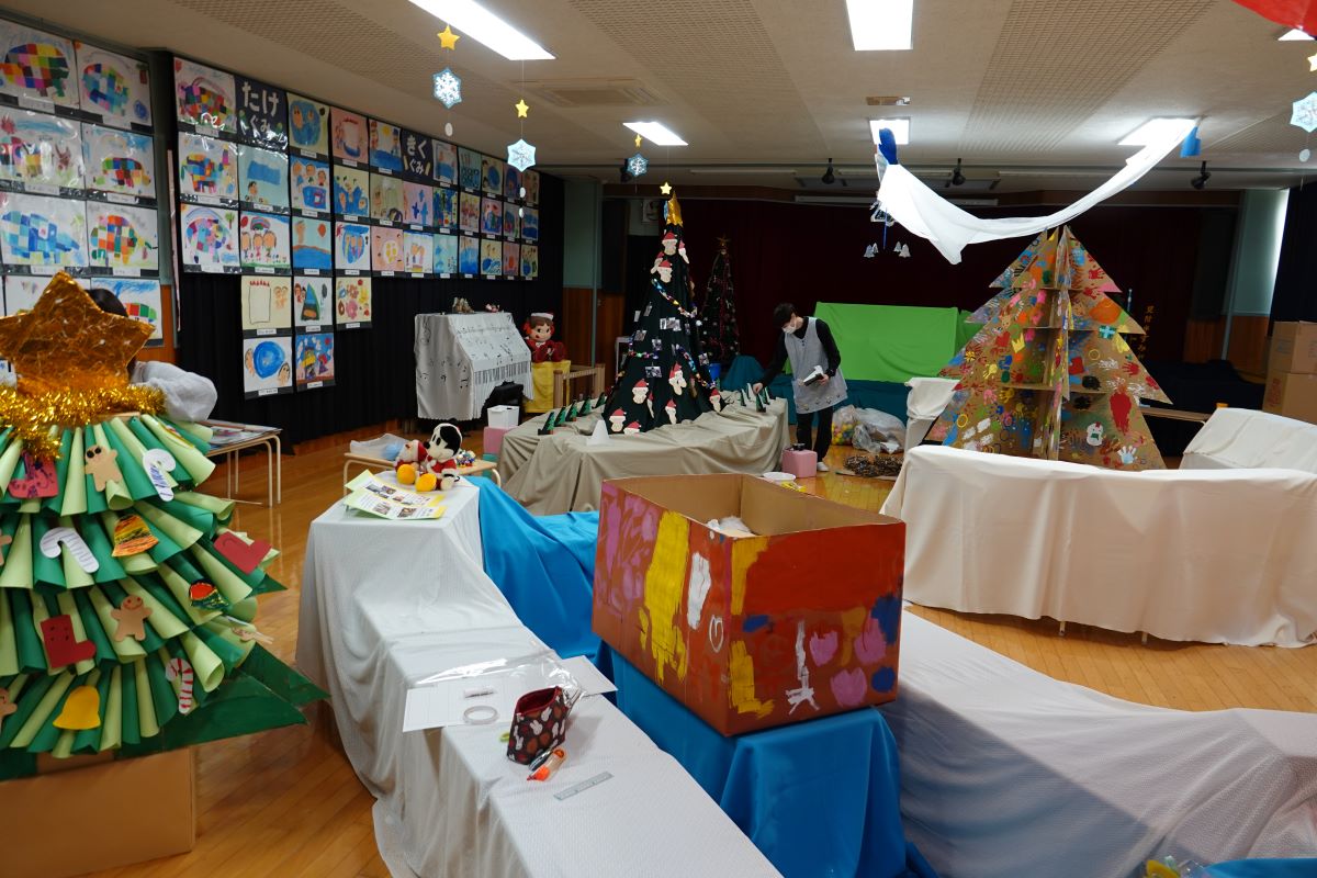 12月6日（水）「作品展」準備中