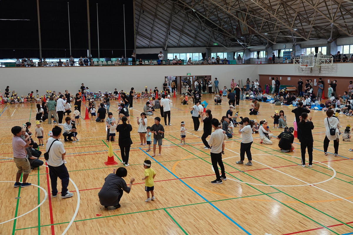 未満児遊戯「からだダンダン、きらきら　ぽん」