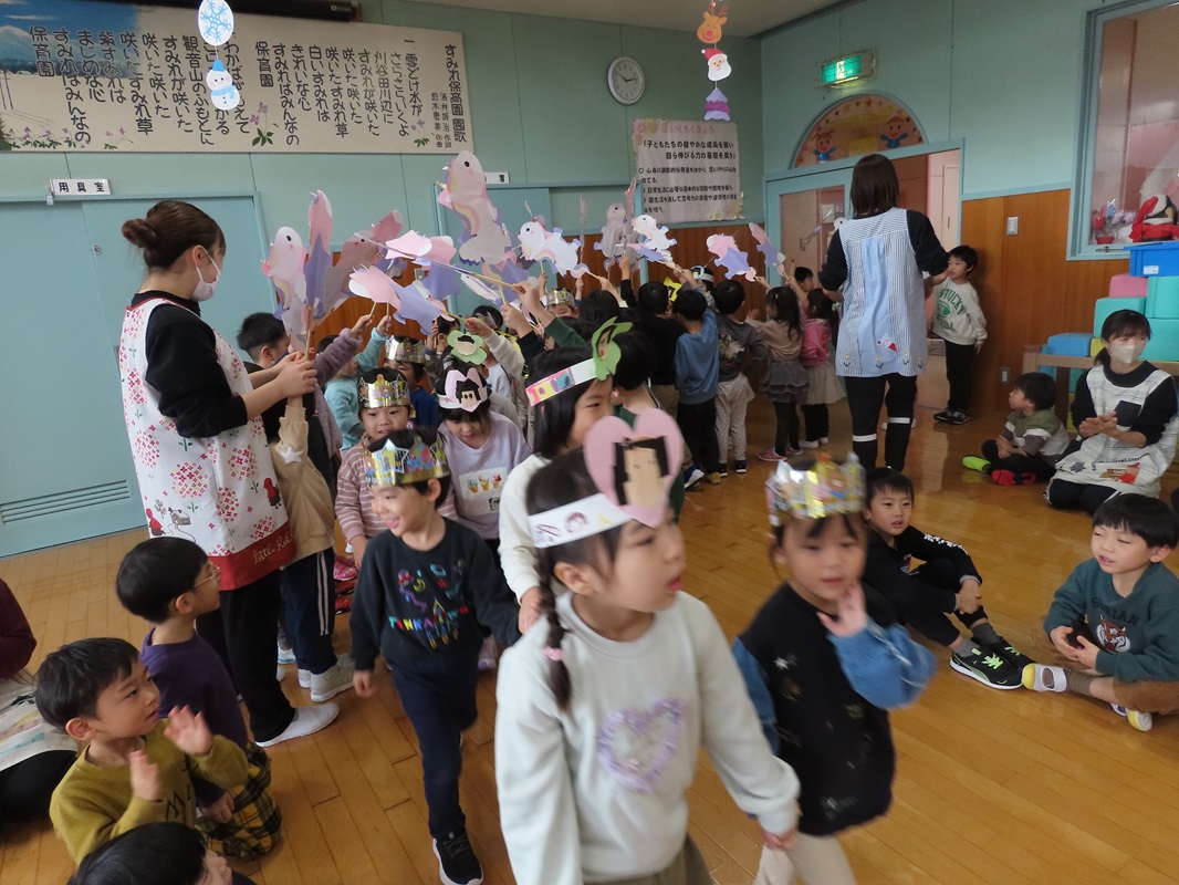 アーチをくぐって入場です