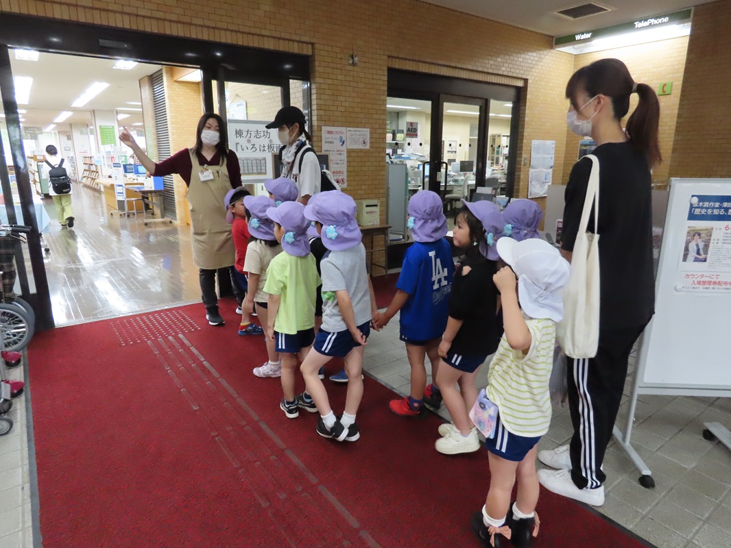 静かに館内に入ります