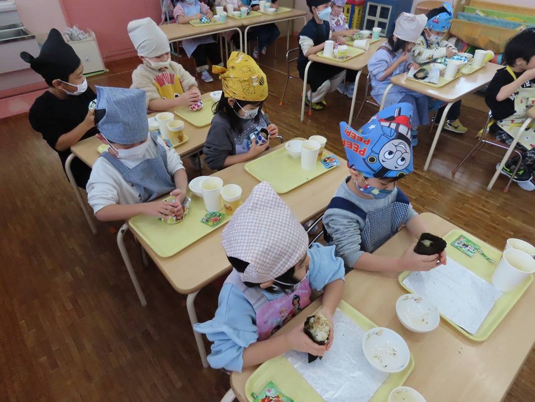 年中組　シャカシャカおにぎり作り体験