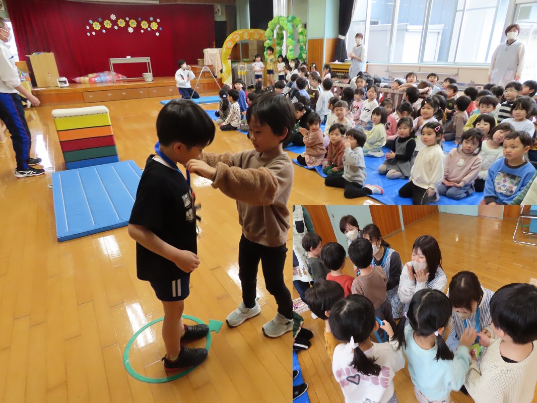 年少児からメダルのプレゼント