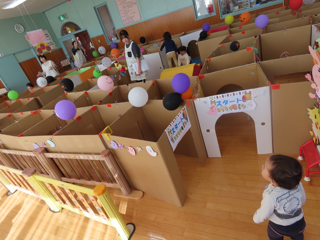 １０月２１日（月） 段ボール迷路ごっこ
