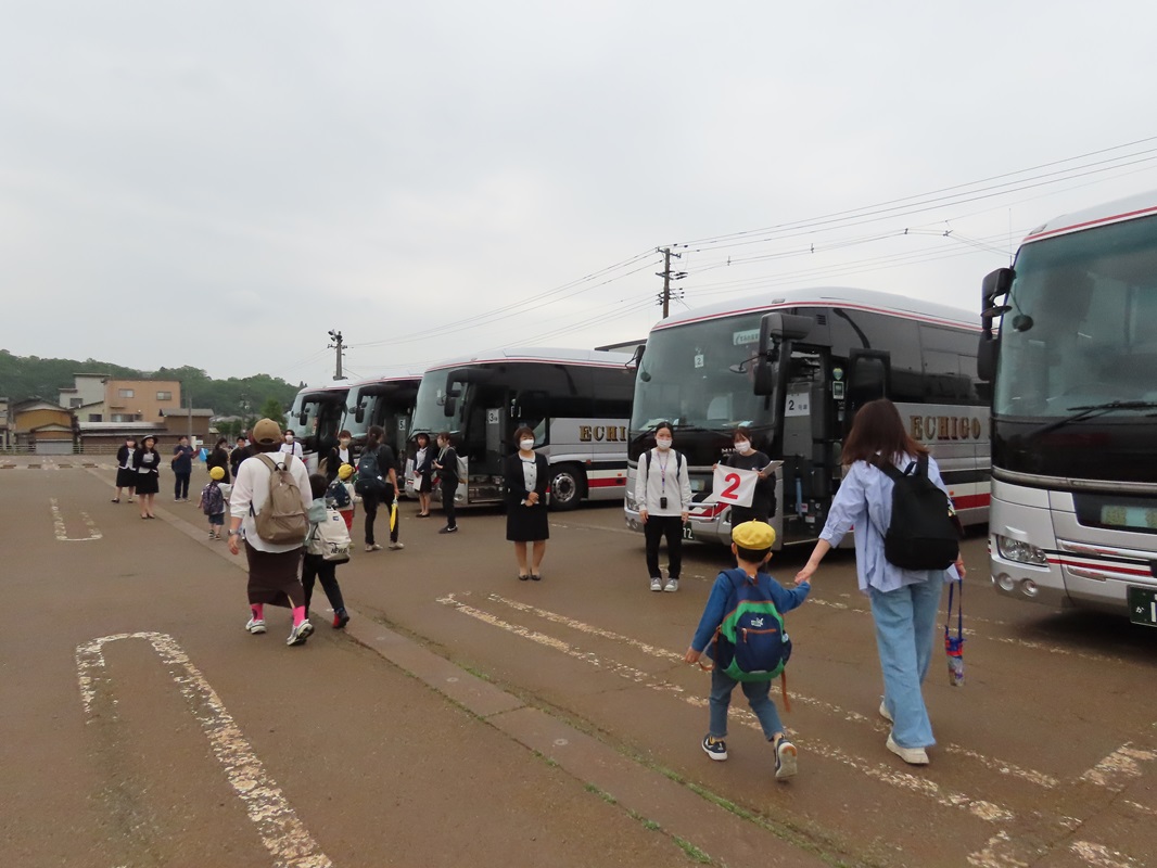 バスに乗って出発進行！