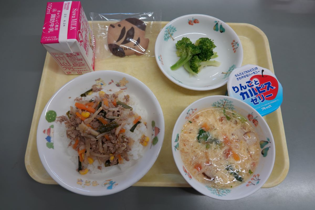 6月19日（月）「６月お誕生会」お祝いの給食