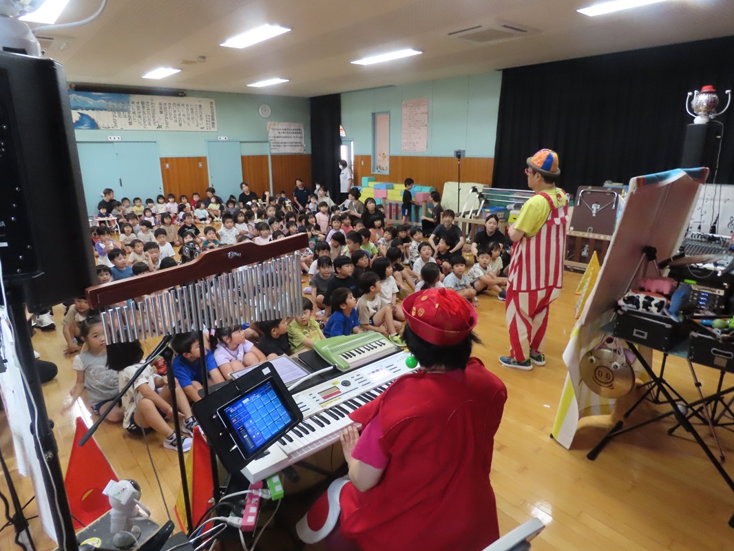 みんな夢中で話を聞いています