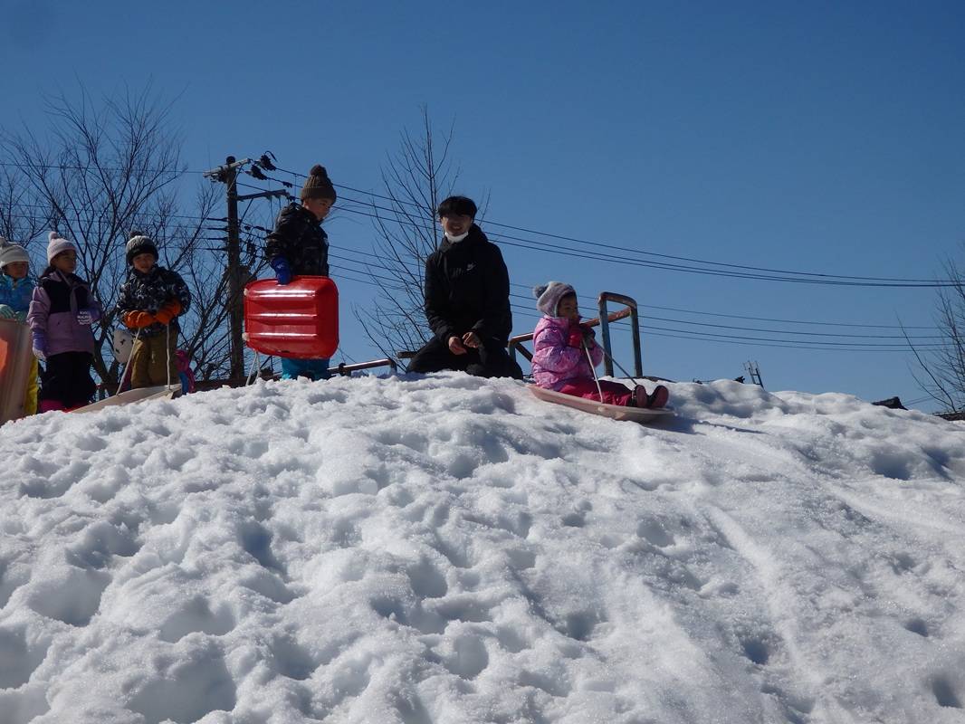 年中組　新町公園で雪あそび