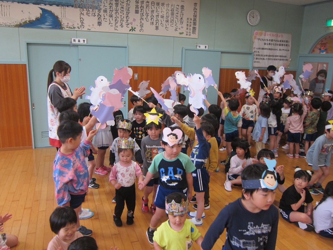 アーチをくぐって入場