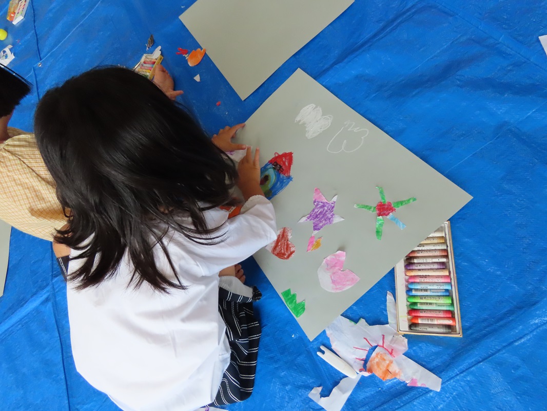 切り取って貼り絵にします