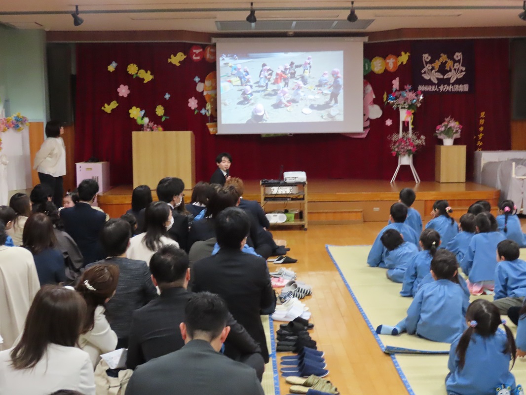 職員の出し物「プロジェクターで保育園生活を紹介」