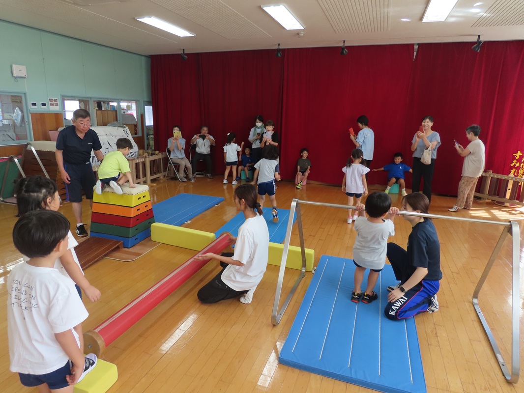 すみれ組～跳び箱・鉄棒・平均台～