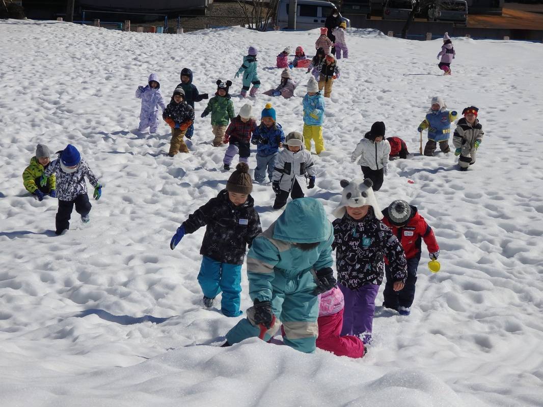 年中組　新町公園で雪あそび