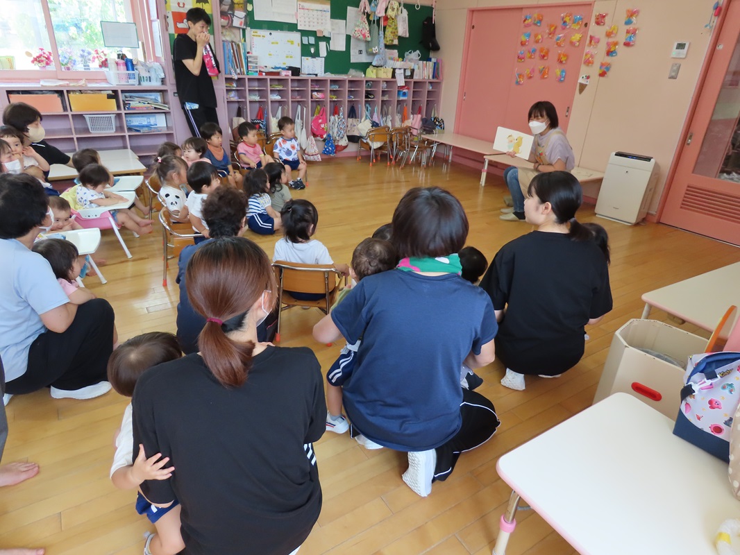 職員も一緒に読み聞かせの勉強です