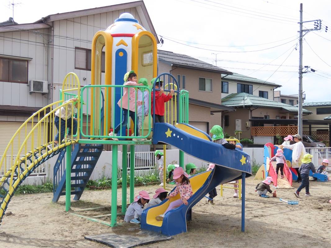 にぎわう園庭　外遊び