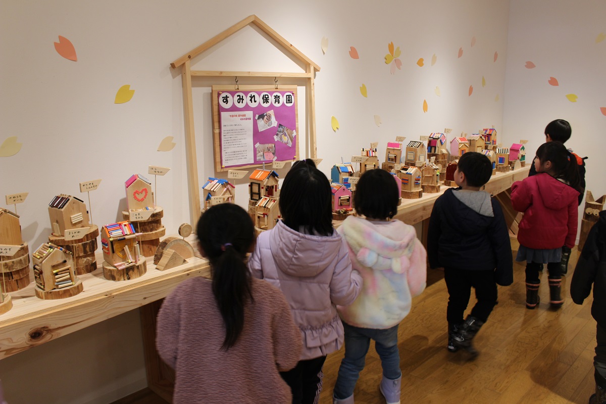 ２月２８日（金） 年長組 「ギャラリーみつけ」で作品鑑賞