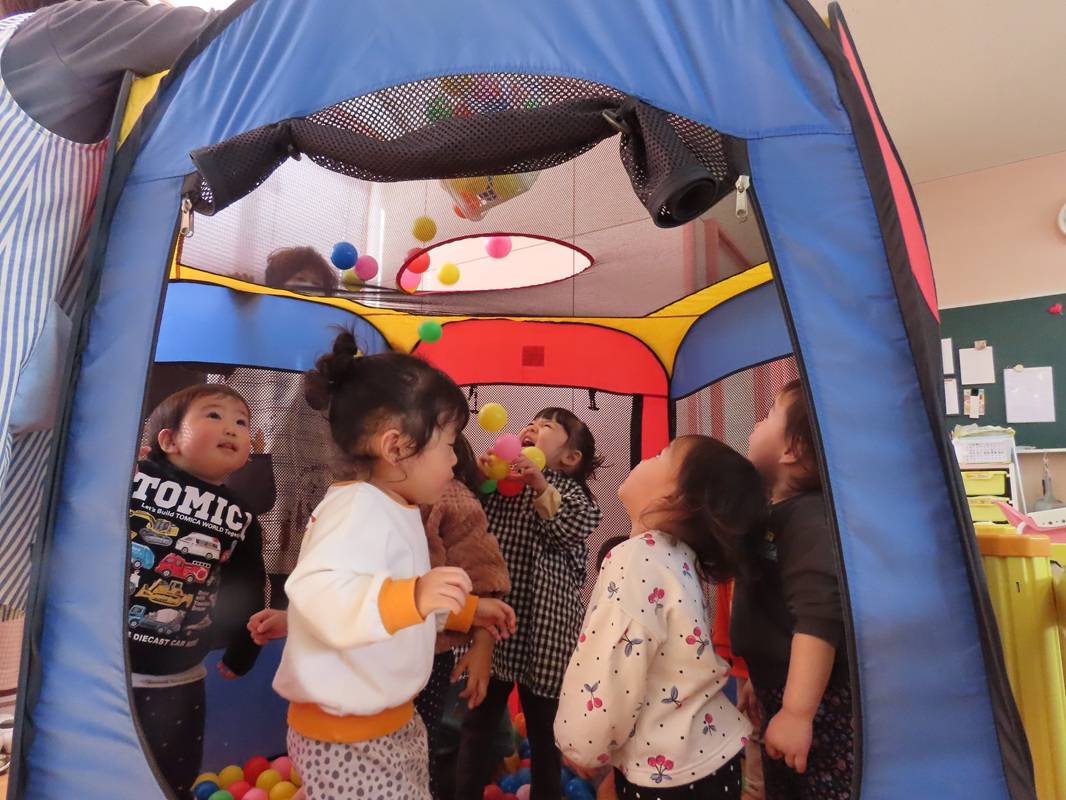 ばら組ボールプールで元気いっぱい！