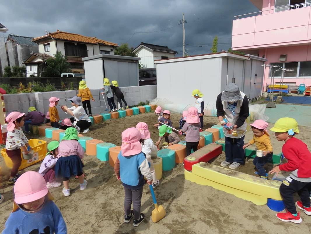 にぎわう園庭　外遊び