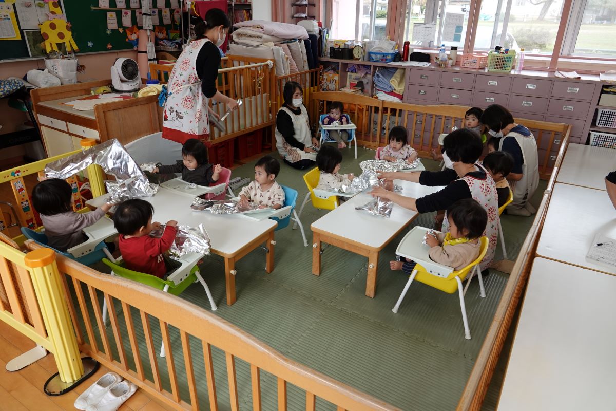 11月8日（水）つぼみぐみのアルミフォイル遊び