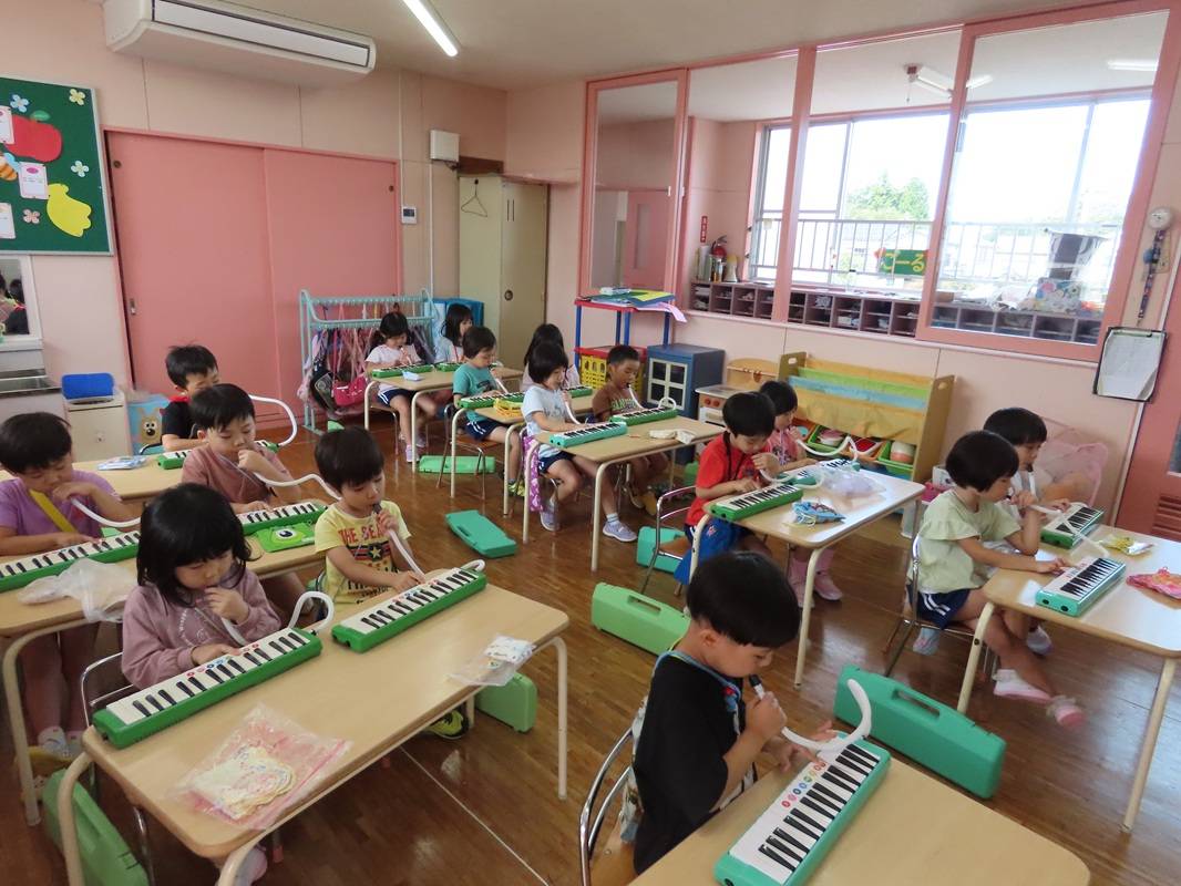 年中組の鍵盤ハーモニカ