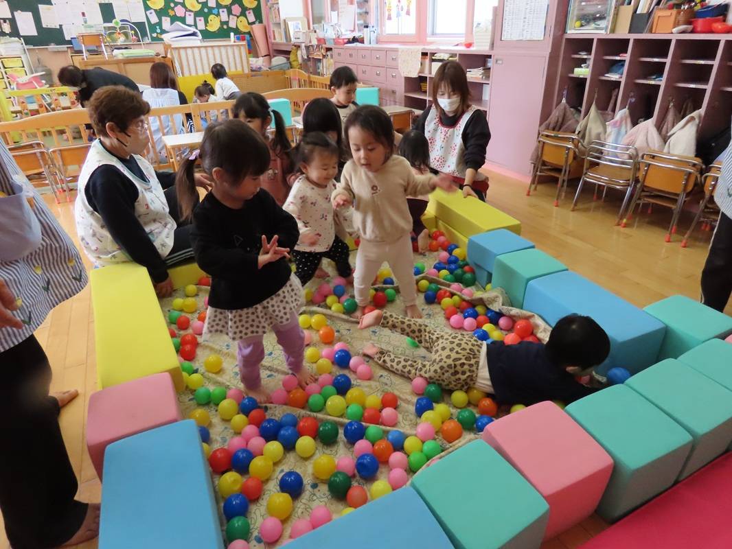 ばら組ボールプールで元気いっぱい！