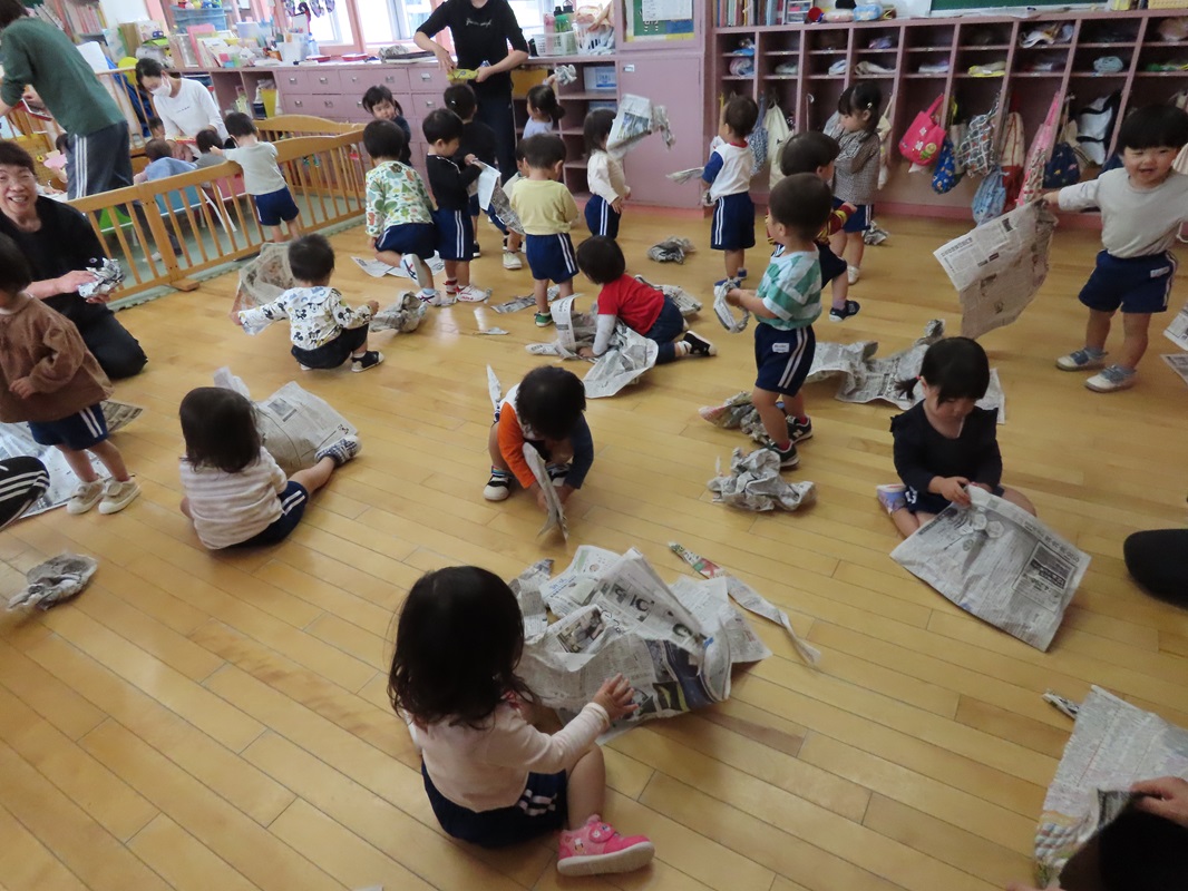 １０月１１日（金）ばら組 新聞紙あそび