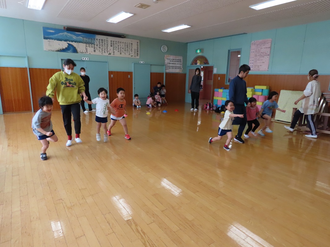 きく組 手を繋いでスキップ