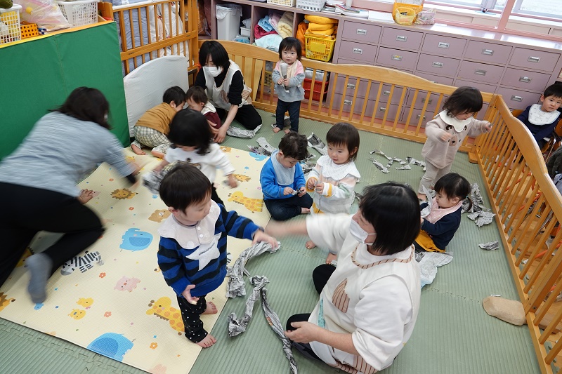 3月13日（月）つぼみぐみの新聞紙やぶり