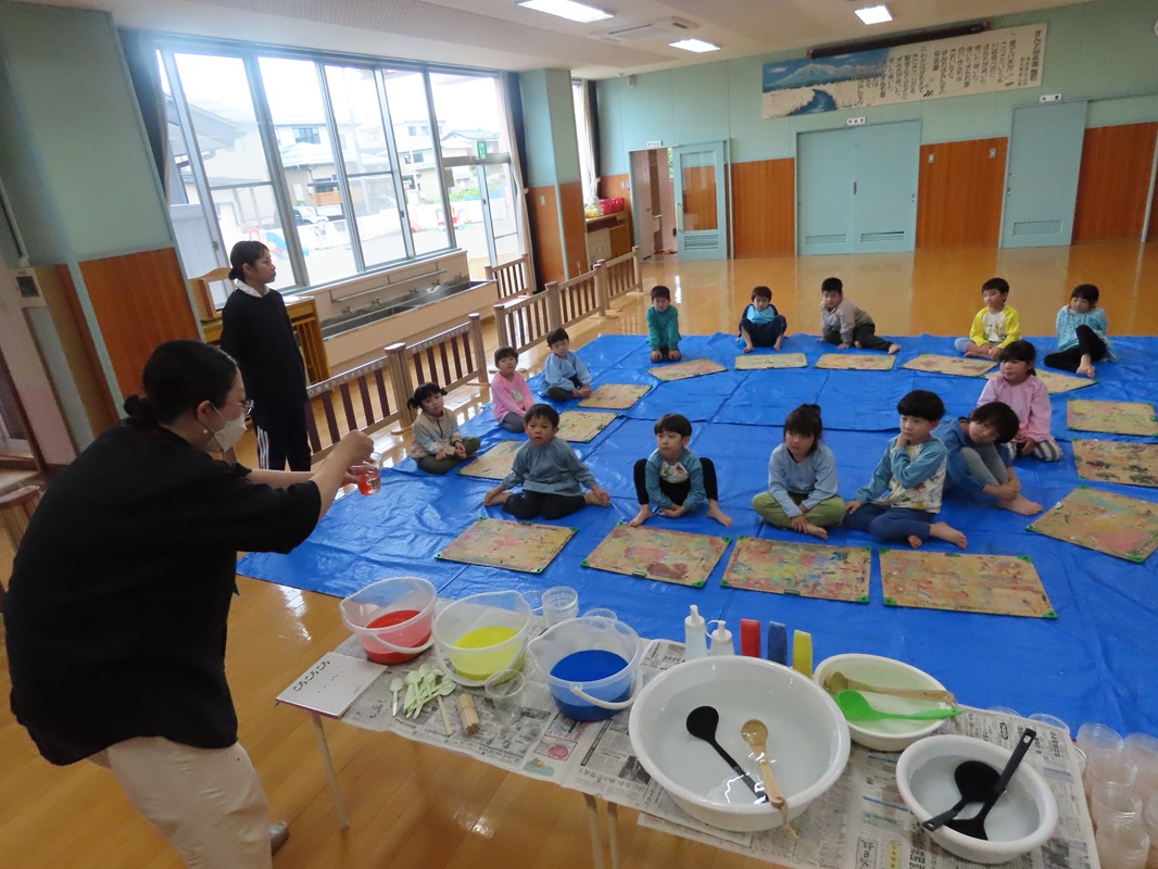 6月24日（火） すみれ組　水色アート＆スライムづくり