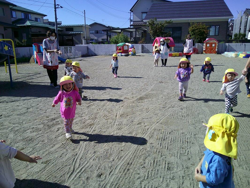 園庭で元気に遊ぶばら組
