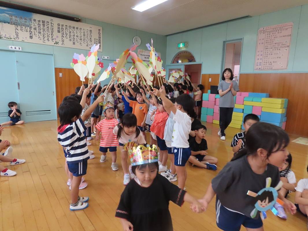 アーチをくぐって入場です