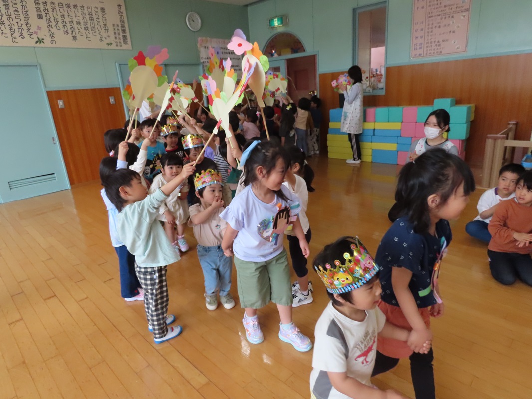 アーチをくぐって入場です