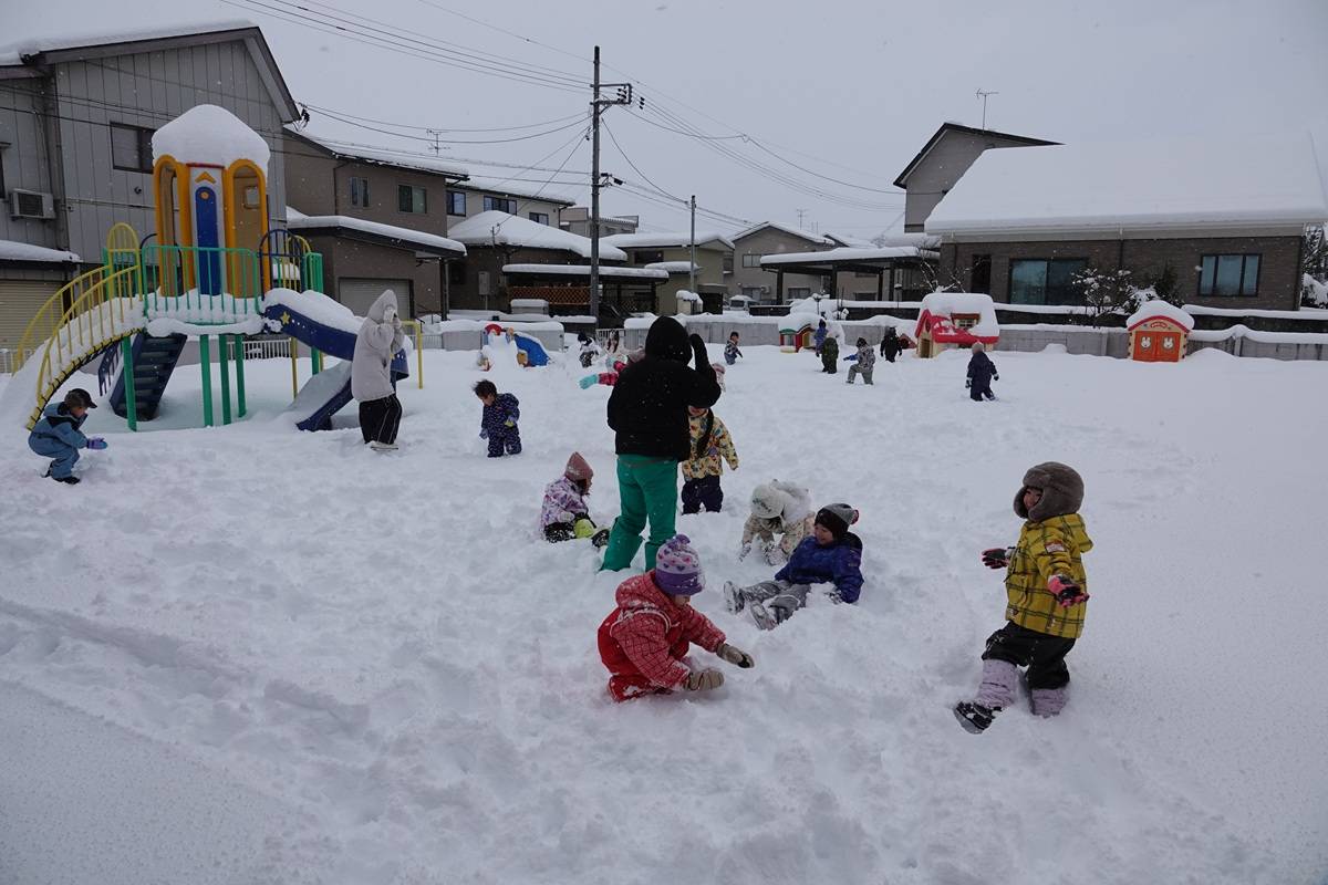 年少の雪遊び