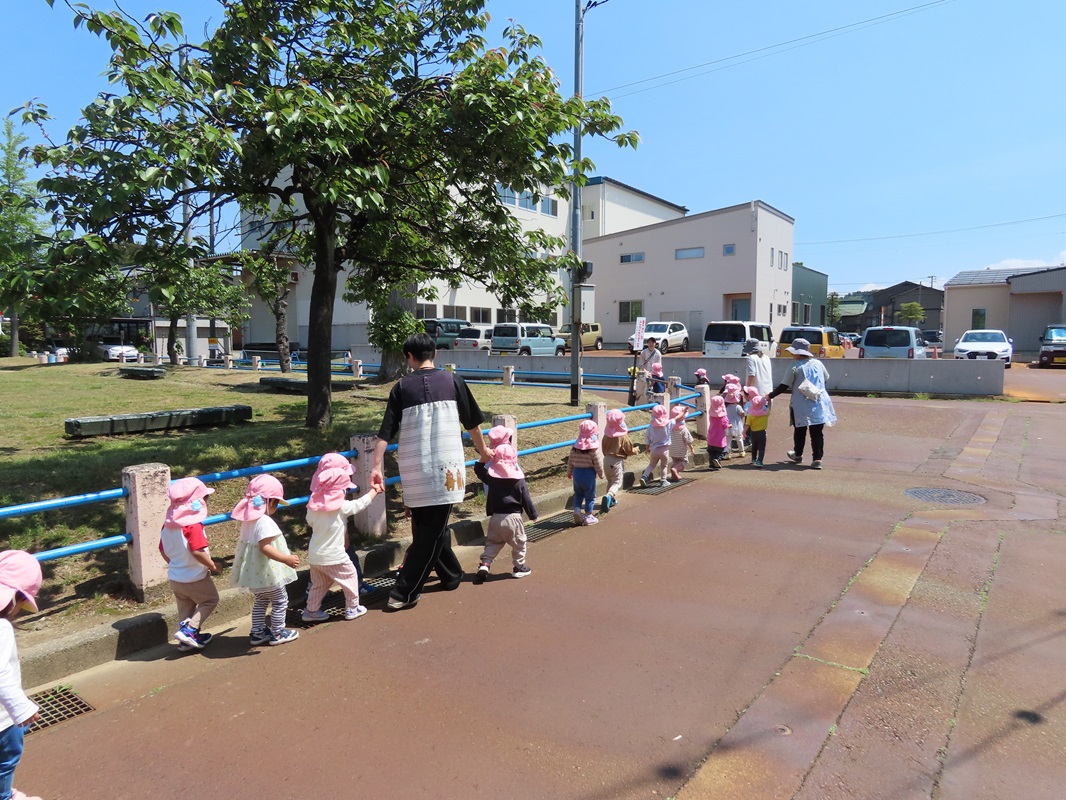 車に気をつけて向かいます