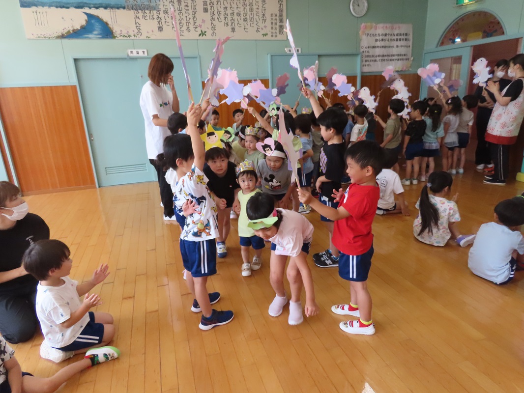 年中組のアーチをくぐって入場