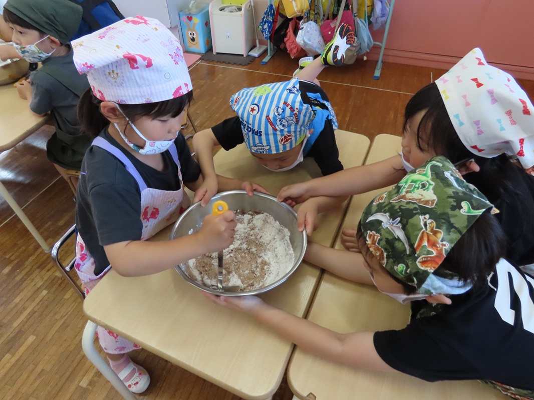 レッツトライクッキング(調理体験)<br>(年長児 年8回)